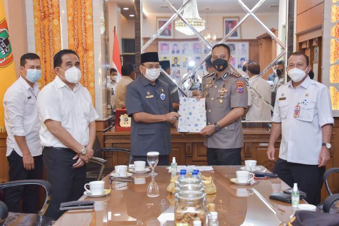 Apresiasi Kinerja Polri, Ketua Dewan Berikan Penghargaan