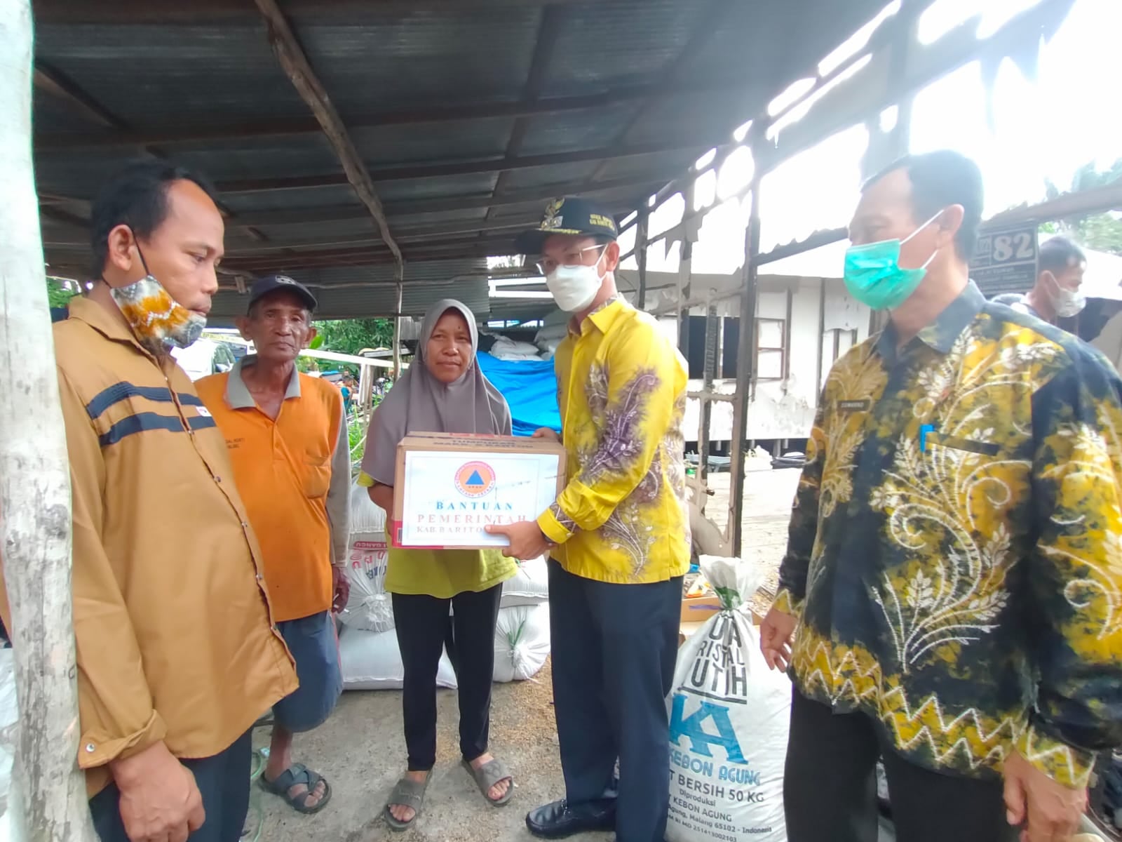 Wabup Batola Berikan Bantuan terhadap Korban Kebakaran di Sungai Bamban
