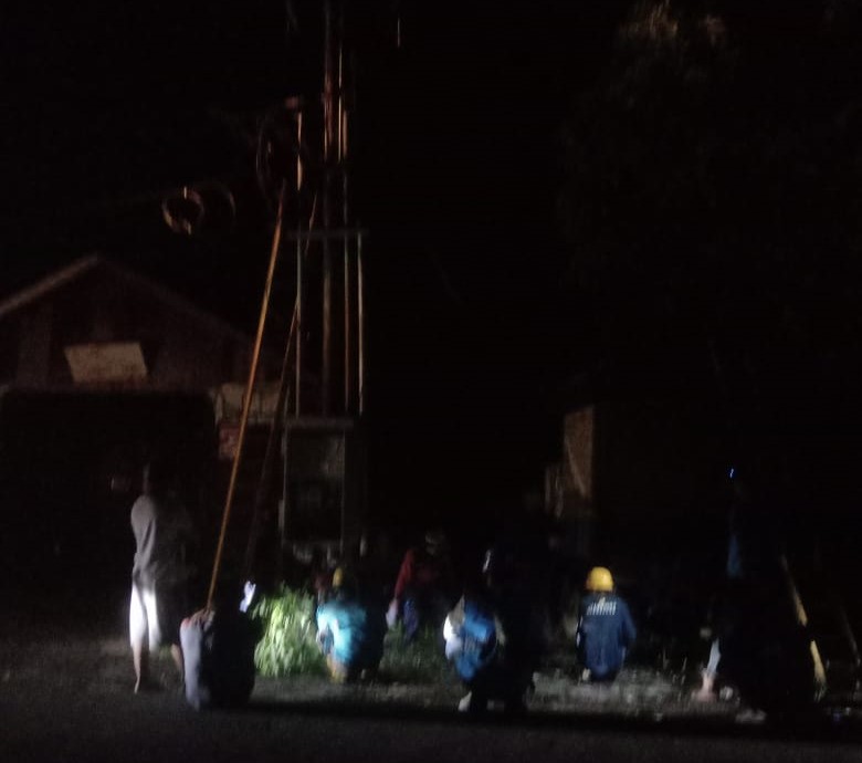 Pemadaman Akibat Cuaca Ekstrem, ULP PLN Marabahan Lakukan Perbaikan