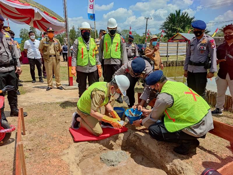 Bupati Kapuas, Hadiri Peletakan Batu Pertama Pembangunan Mako Brimob di Desa Anjir Serapat Baru