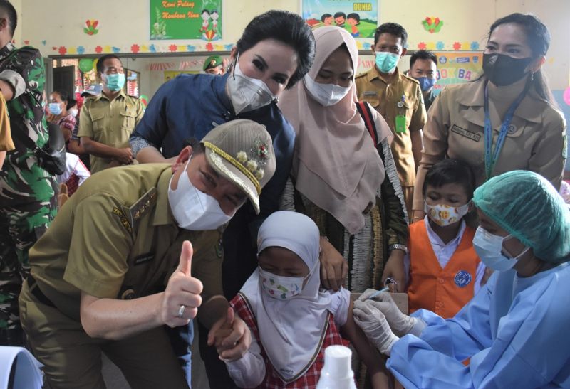 Vaksin Perdana Anak Usia 6-11 Tahun, Ditinjau Bupati Kapuas & Ketua TP PKK
