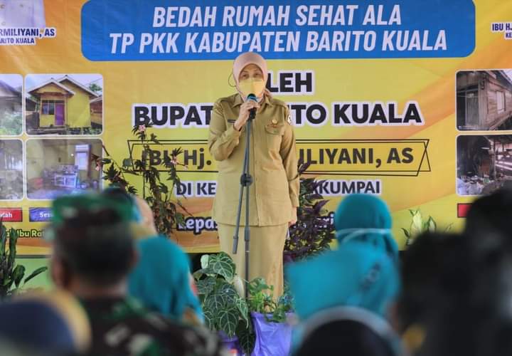 Tim Penggerak (TP) PKK Kabupaten Barito Kuala (Batola) kembali melaksanakan bedah rumah warga, yang diresmikan Bupati Hj. Noormiliyani