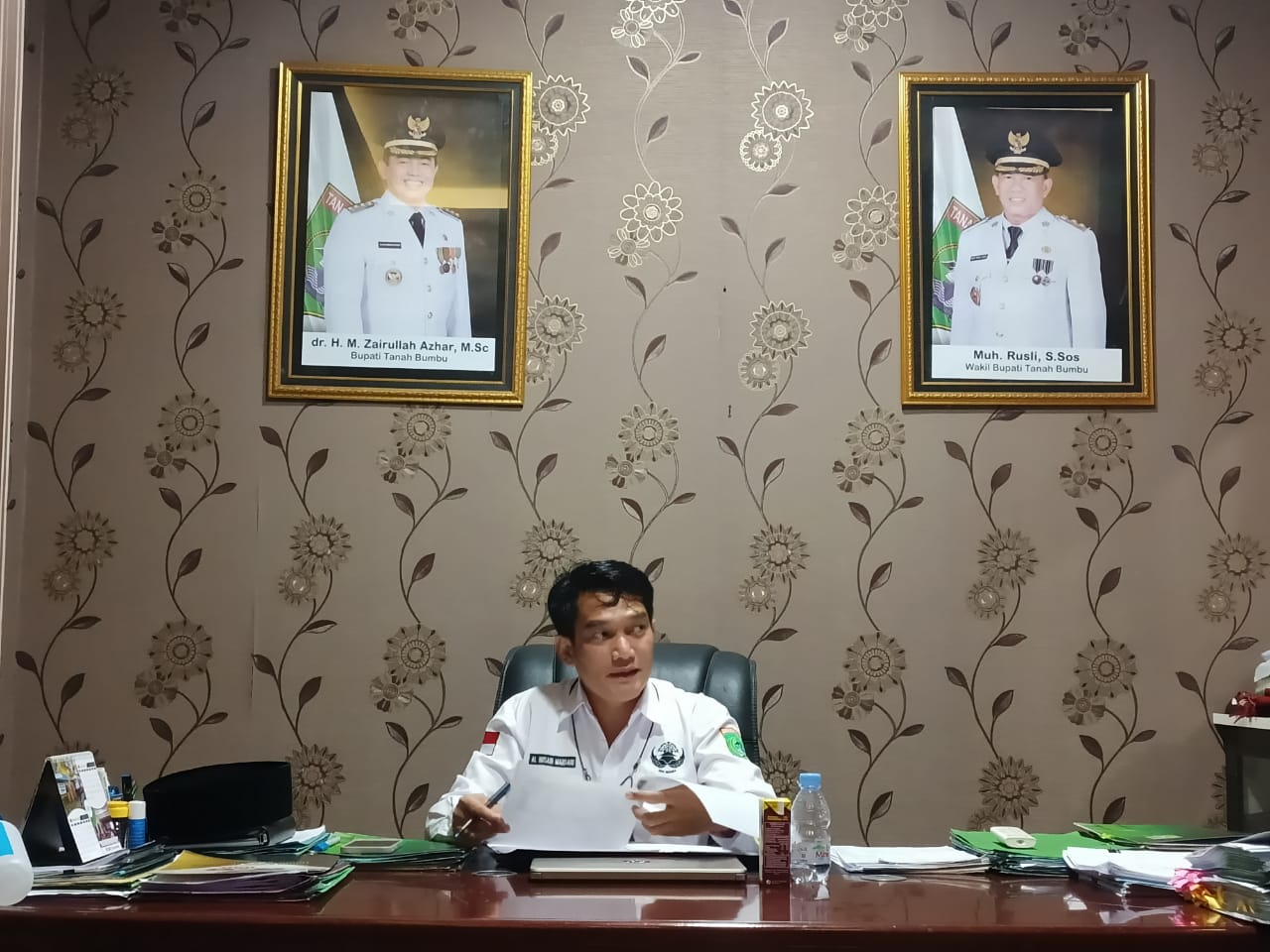 Plt Kabag Umum Tanbu, Al Husain Mardani saat diwawancarai beberapa waktu lalu.(Foto: Agus)