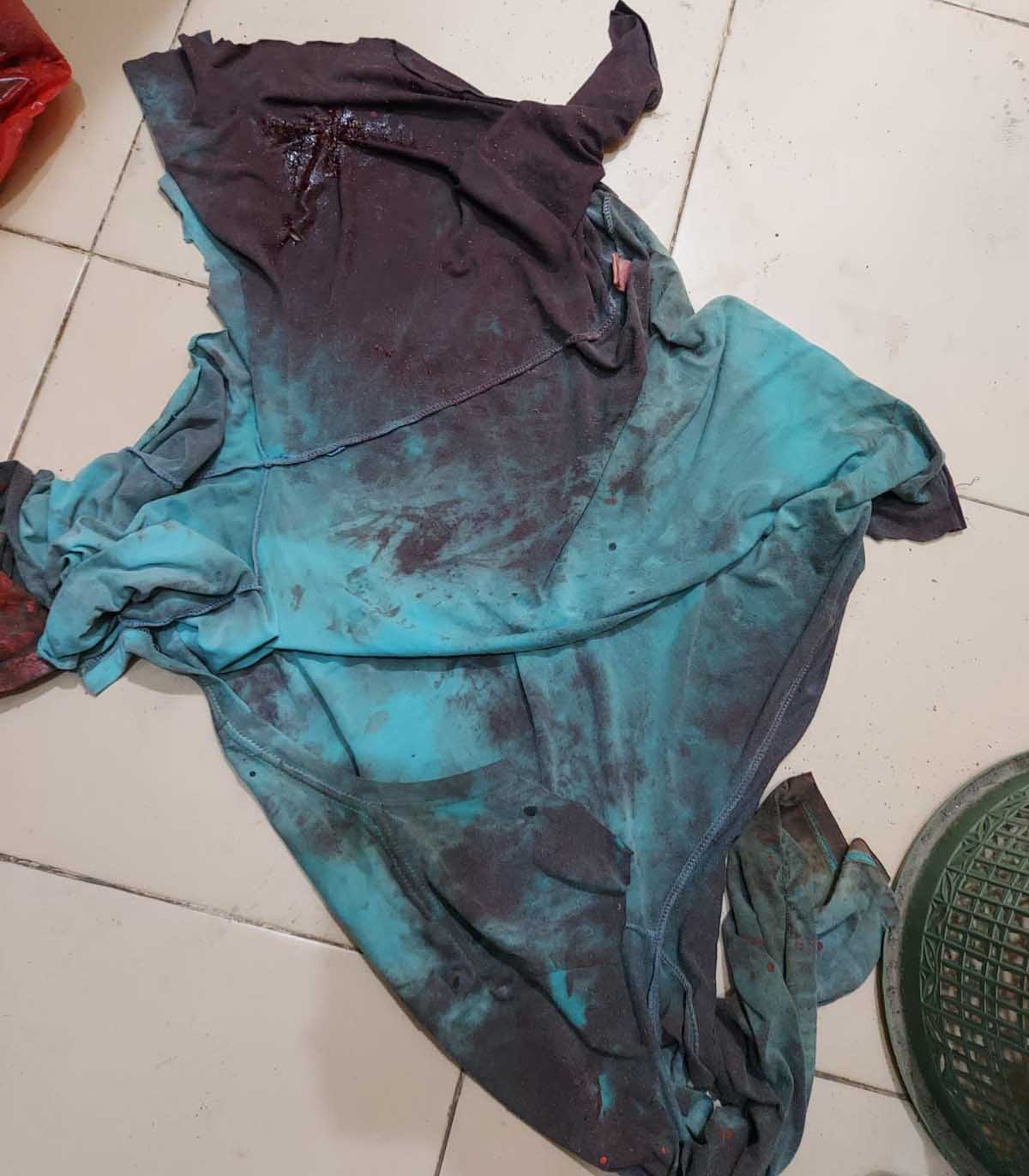 barang bukti berupa baju warna hijau ada bercak darah