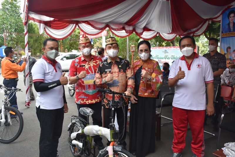 Bupati Kapuas dan Bunda PAUD Berikan Doorprize Bagi Anak Yang Telah Di Vaksin