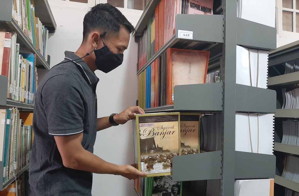 Lestarikan Kahazanah Kalsel, Dispersip Lakukan Preservasi dan Reproduksi Buku Deposit 