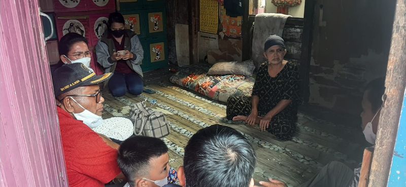 Temui 3 Orang Tua Sebatang Kara di Kuin Selatan, Samosir Lakukan Pendataan untuk Diberikan Bantuan