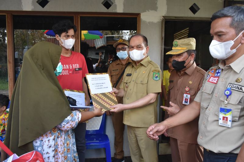 Bupati Kapuas, Berikan Bantuan Kepada Korban Kebakaran Desa Anjir Mambulau Barat