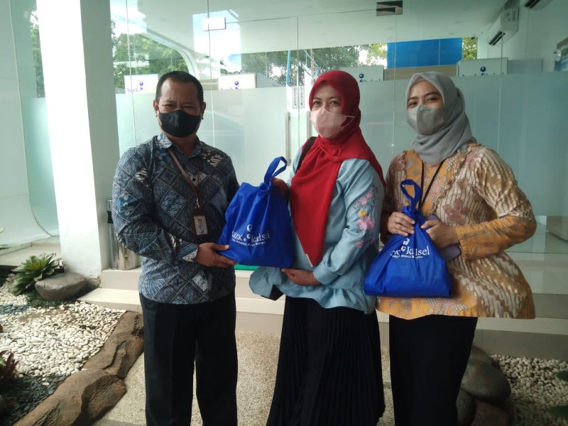 Bersama Bank Kalsel, FWE Sebar Ratusan Sembako Gratis Untuk Masyarakat Prasejahtera