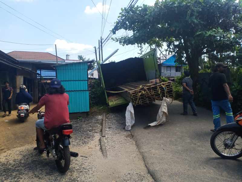 Truk Terperosok, Sopir Menghilang, Jalanan Macet