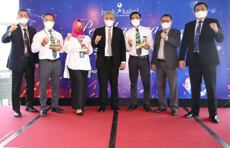 Bank Kalsel Berikan Apresiasi, Kantor Cabang Dan Pegawai Atas Pelayanan Terbaik Kepada Nasabah