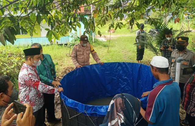 Keluarga Terduga Pelaku Tindak Pidana Terorisme di Kalsel Mendapat Bantuan Usaha