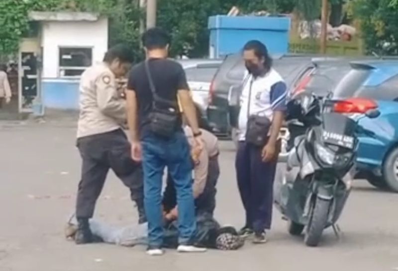 Seorang Pria di Parkiran Pasar Antasari Berkelahi dengan Sajam