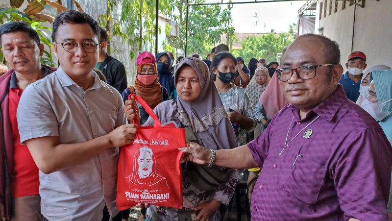 Samosir Salurkan Bantuan Sembako Puan Maharani di Banjarmasin Barat