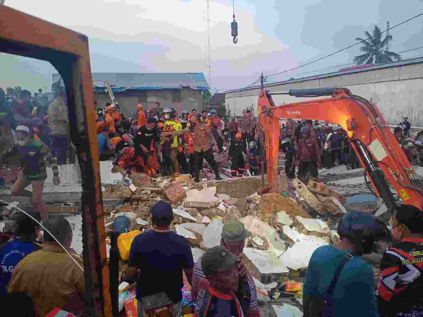 Data Sementara Korban Bangunan Runtuh di Gambut, Ada Yang Tewas