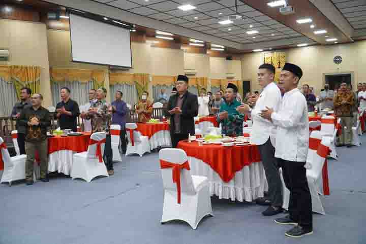 HALAL BI HALAL: Unsur pimpinan dan anggota DPRD Banjarmasin menggelar kegiatan Halal Bi Halal sekaligus hearing atau penyuluhan hukum dari Kejaksaan Negeri Banjarmasin di ruang rapat paripurna.