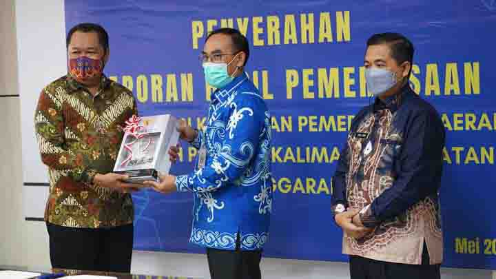 PENYERAHAN LHP: Wakil Ketua DPRD Banjarmasin Matnor Ali bersama Walikota Banjarmasin Ibnu Sina menerima Laporan Hasil Pemeriksaan (LHP) Tahun 2021oleh Kepala BPK RI Perwakilan Kalimantan Selatan M Ali Asyhar dan berhasil meraih predikat Opini Wajar Tanpa Pengecualian (WTP) ke-9.