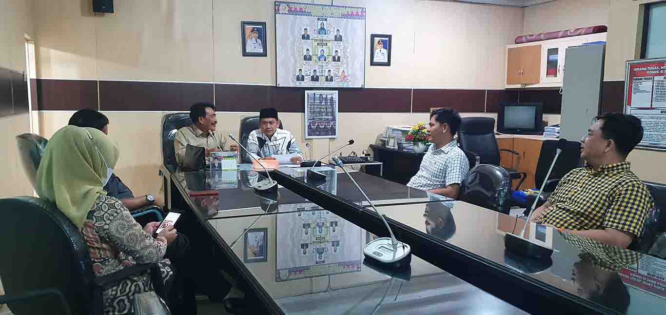 TERIMA KUNKER: Wakil Ketua DPRD Banjarmasin HM Yamin menerima kunjungan kerja (Kunker) dari DPRD Kabupaten Hulu Sungai Selatan terkait mekanisme penerimaan aspirasi masyarakat melalui Pokir dewan yang akan diperjuangkan di pembahasan RAPBD.