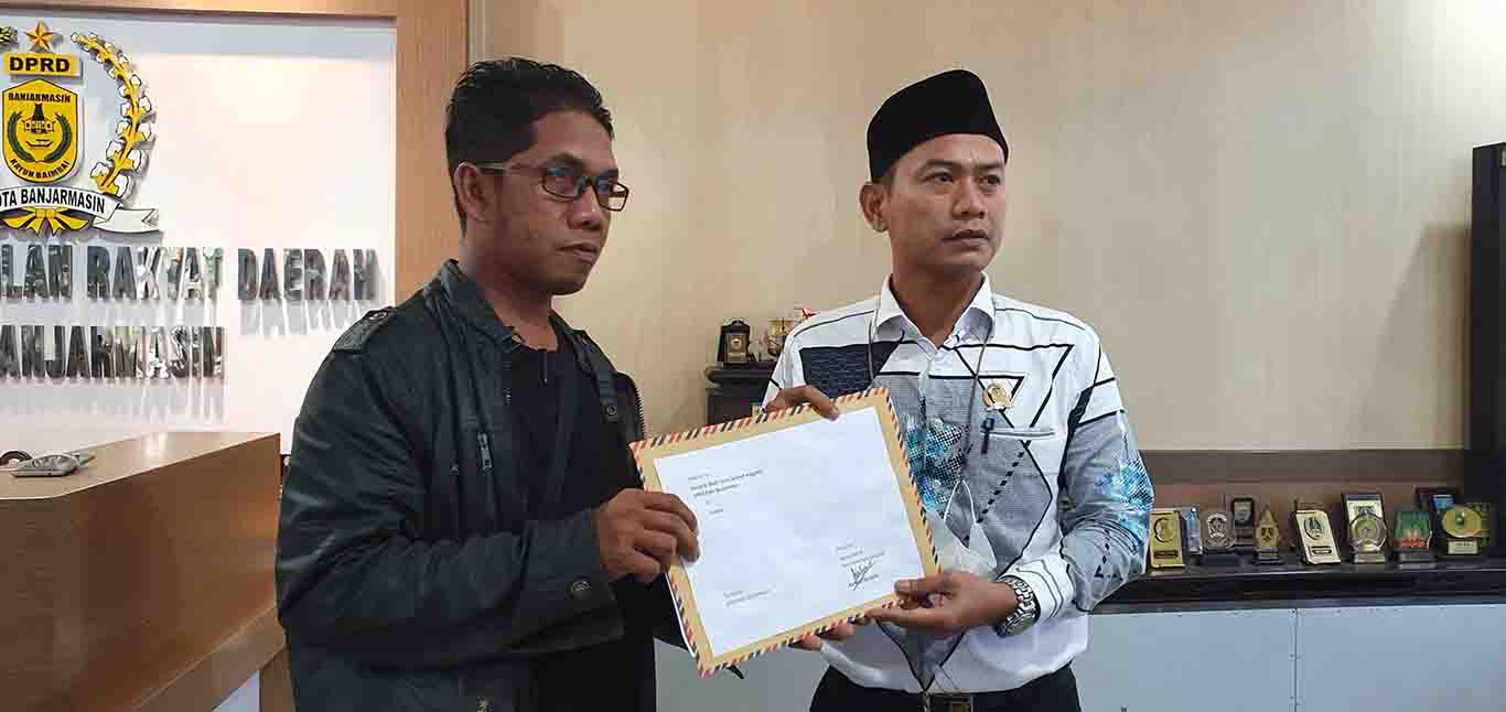 TERIMA PENGADUAN: Wakil Ketua DPRD Banjarmasin HM Yamin menerima surat pengaduan dari perwakilan warga Kelurahan Kuin Cerucuk Kecamatan Banjarmasin Barat terkait tidak lancarnya pendistribusian air bersih dari PDAM Bandarmasih.