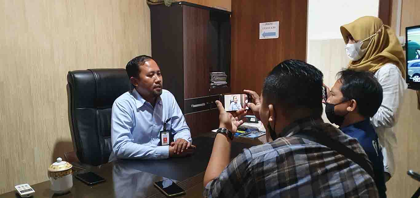 WAWANCARA: Sekertaris DPRD Banjarmasin Iwan Ristianto memberikan keterangan pers kepada awak media di kantor DPRD Banjarmasin.