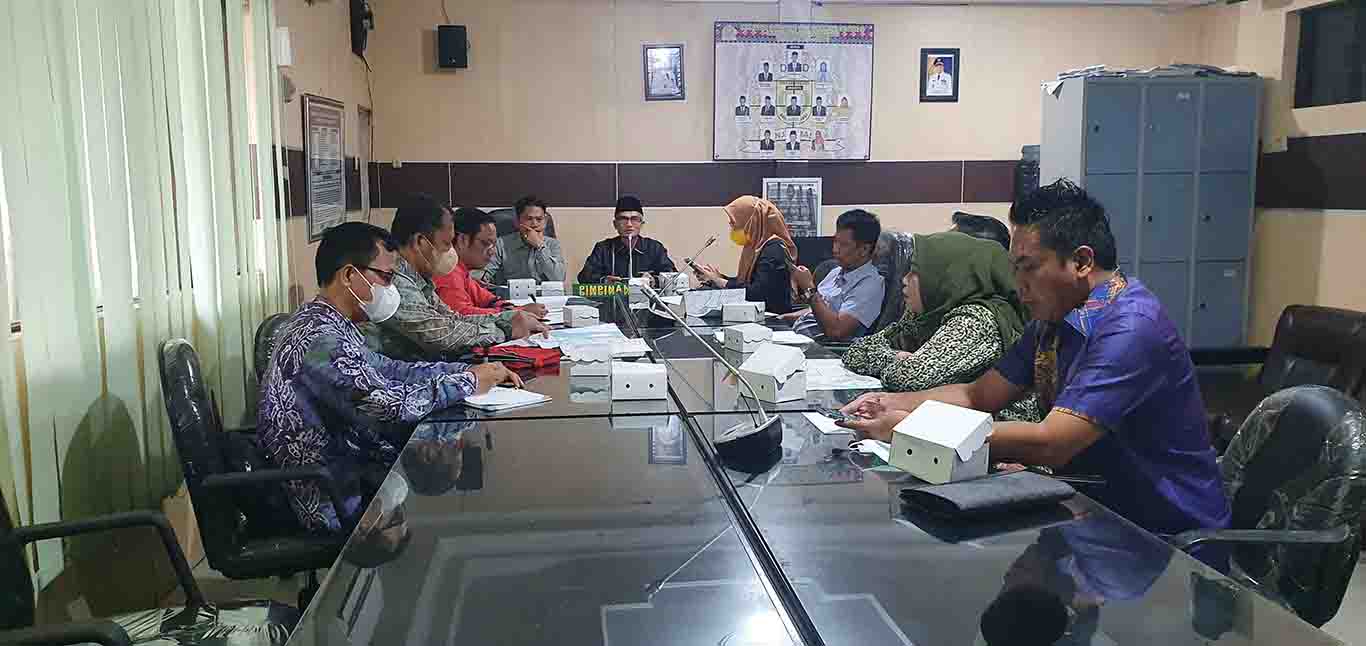 RDP: Wakil Ketua DPRD Banjarmasin HM Yamin bersama Komisi I, II, III dan IV menggelar Rapat Dengar Pendapat (RDP) dengan perwakilan jajaran direksi PDAM Bandarmasih Banjarmasih terkait banyaknya keluhan warga yang tidak mendapatkan pelayanan air bersih dengan maksimal.