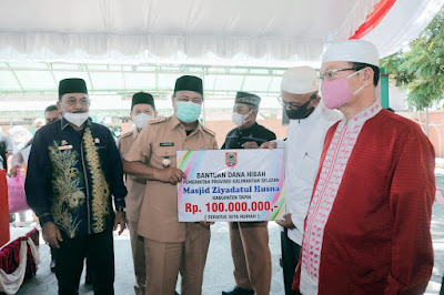 Gubernur Kalsel Serahkan Dana Hibah Masjid dan Ponpes