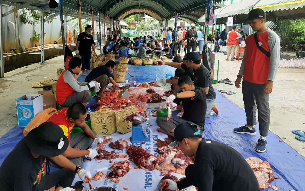 Dari Pintu ke Pintu, Panitia Kurban Masjid Imam Syafi’i Banjarmasin Bagikan 3.000 Kantong Daging