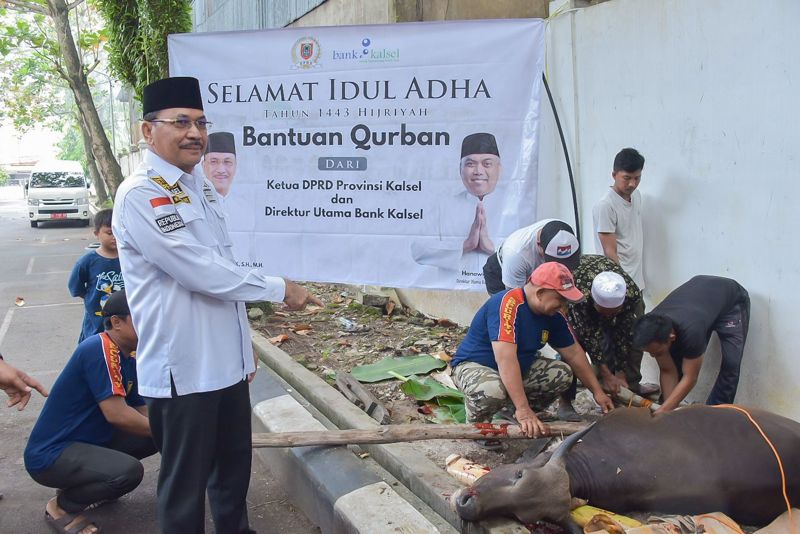 DPRD Kalsel Salurkan Tiga Ekor Sapi ke Sekretariat Dewan