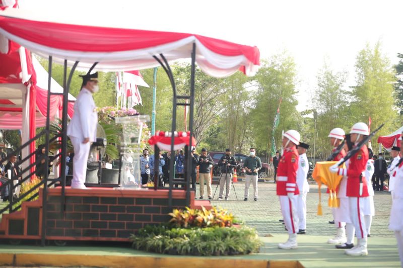 Pengibaran Merah Putih HUT 77 RI Tanah Bumbu Berjalan Khidmat