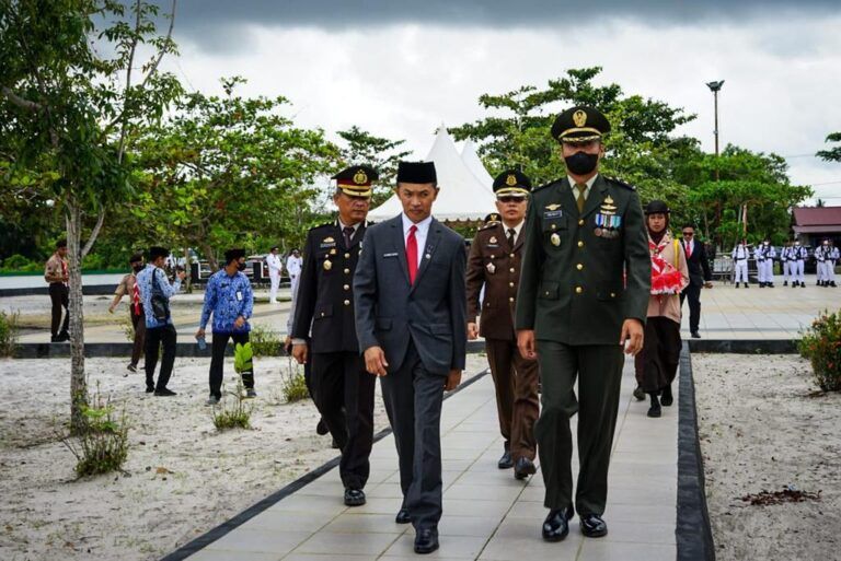 Jajaran Pemkab Tanbu Ziarah Nasional HUT ke 77 RI