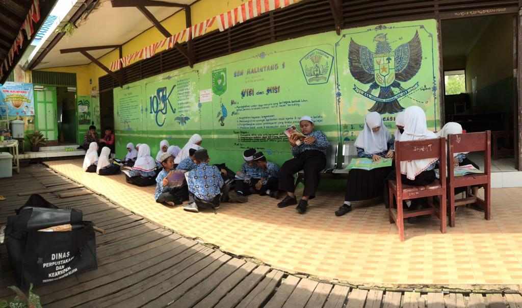 Lewati Jembatan Kayu Sempit, Trail Pustaka Datangi SDN Malintang 1