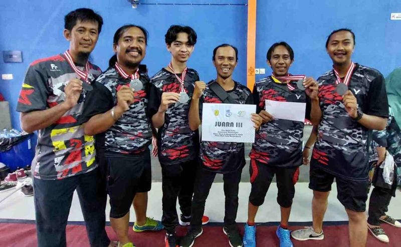 Di Luar Ekpektasi, Tim Bulu Tangkis Jurnalis Ekonomi Sabet Juara Ketiga Piala Wali Kota Banjarmasin 2022