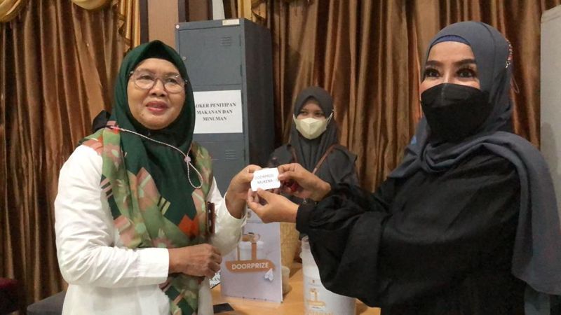 Ketua Komisi I DPRD Kalsel dan Kadinkes Banjarmasin Dapat Hadiah Undian Kunjungan Perpustakaan Palnam