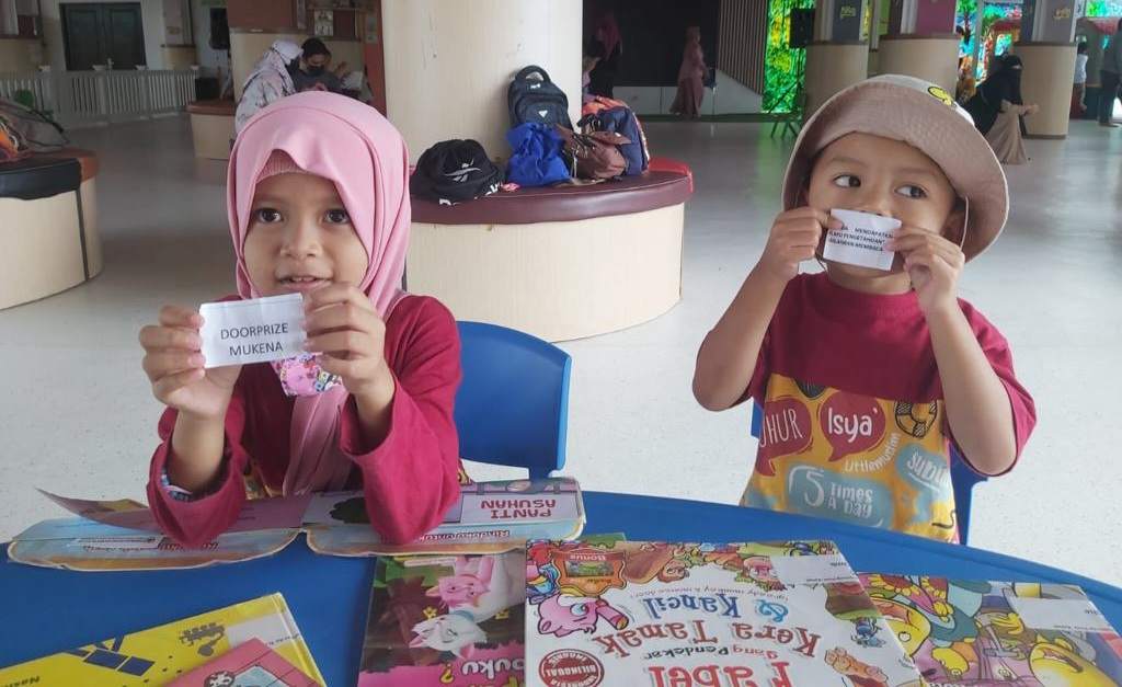 Dua Pemustaka Cilik Perpustakaan Palnam Dapat Hadiah Undian