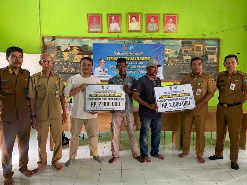 Gubernur Kalsel Serahkan Bantuan Bagi Nelayan dan Kelompok Usaha Masyarakat Pesisir