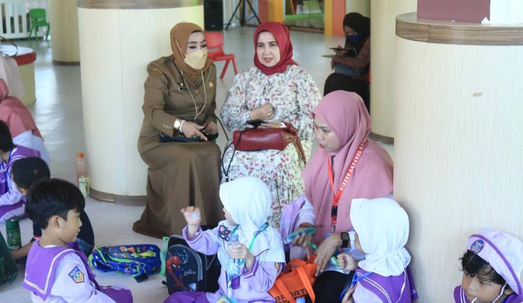 Anggota DPRD Kalsel Syarifah Rogayah Kerahkan Ratusan Pemustaka Cilik Ke Perpustakaan Palnam