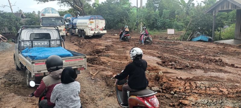 Jalan Kembali Rusak, Zairullah Sentil Kontraktor Hanya Ingin Untung Besar