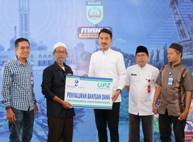 Bupati Banjar Serahkan Bantuan UPZ Bank Kalsel Kepada Marbot Mesjid