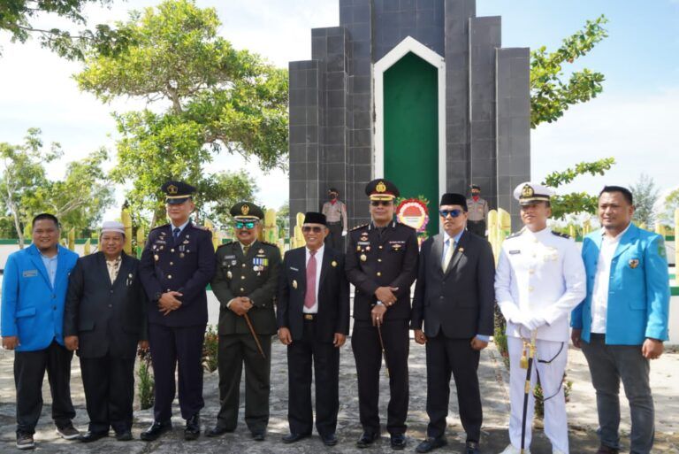 Forkopimda Tanah Bumbu Ziarah Makam Pahlawan Matone dan Tabur Bunga