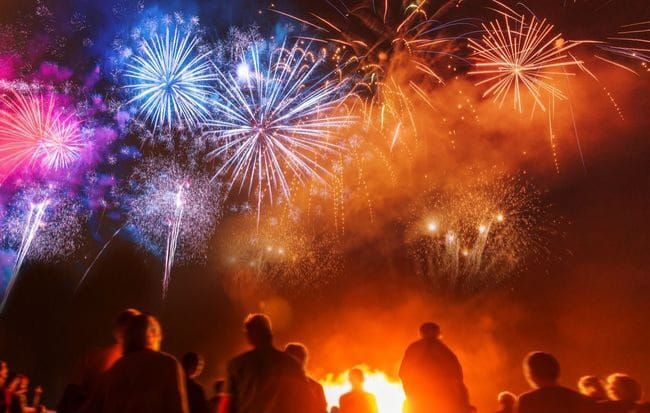 Menyalakan Kembang Api Saat Malam Tahun Baru Diperbolehkan, Selama Itu Resmi