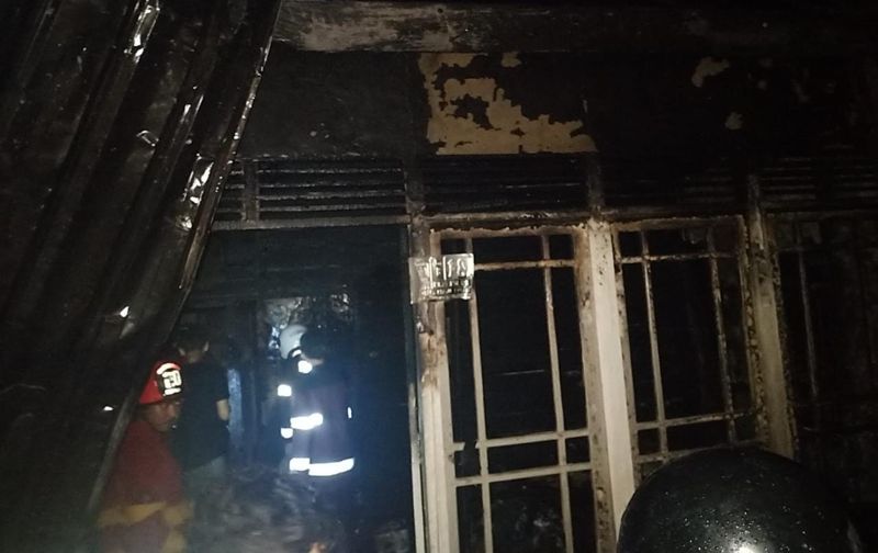 Saltiani Hanya Bisa Menyelematkan Sedikit Barang Berharga, Atap Rumahnya Tiba-Tiba Berapi