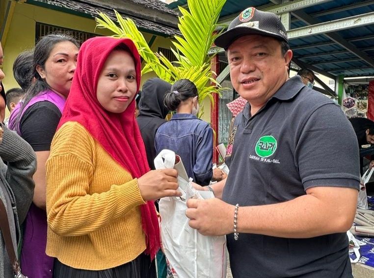 Ketua Rapida 19 Kalsel Bagikan Seribu Karung Beras di Banjarmasin