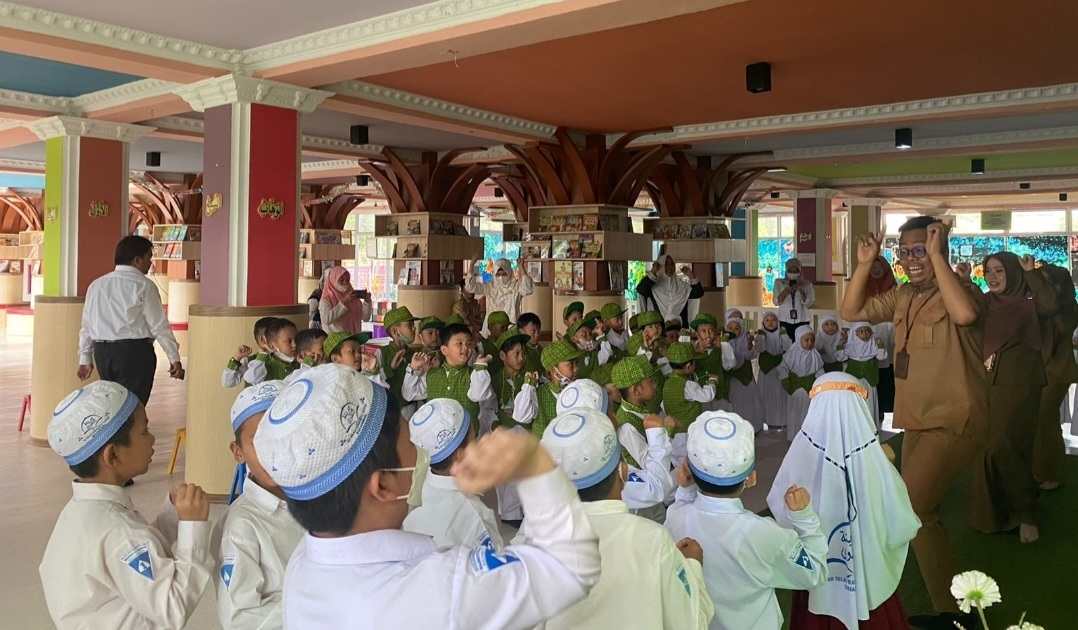 Tanamkan Minat Baca, TK Islam Madinatul Taqwa Kunjungi Perpustakaan Palnam