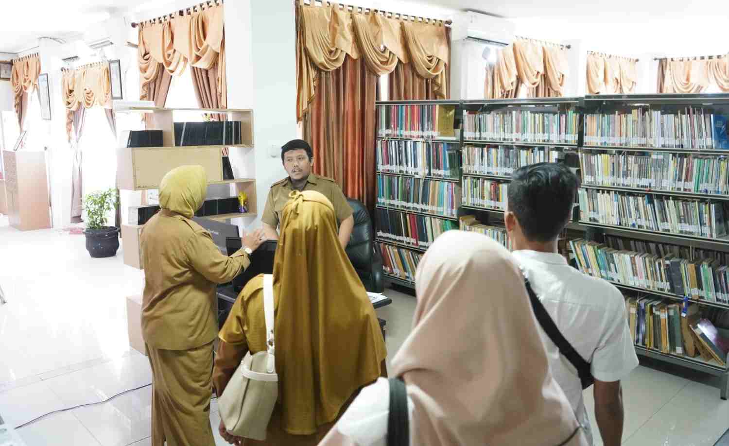 Dispusip Tanah Laut Kaji Pelestarian Naskah Kuno ke Dispersip Kalsel