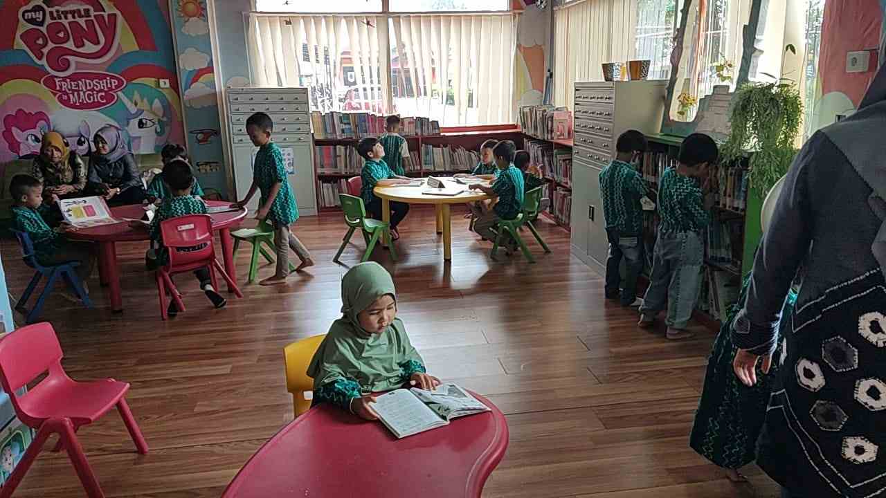 PAUD Terpadu Alam Banjarmasin Kenalkan Anak-Anak Alat Transportasi  di Perpustakaan Palnam