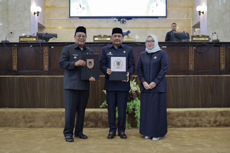 DPRD &  Pemprov Kalsel Setujui 3 Raperda Jadi Perda