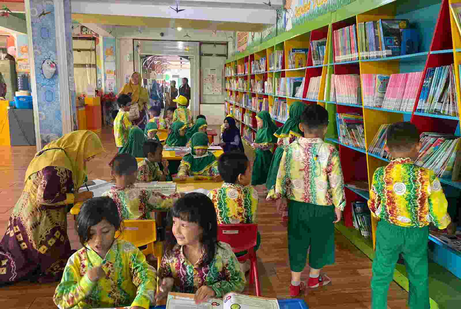 Bikin Ketagihan, Peserta Didik PAUD dan TK Aisyiyah 2 Banjarmasin Kembali Kunjungi Perpustakaan Palnam