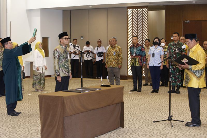 Gubernur Kalsel Kukuhkan Hatmansyah, Sebagai Komisaris Utama Independen Bank Kalsel