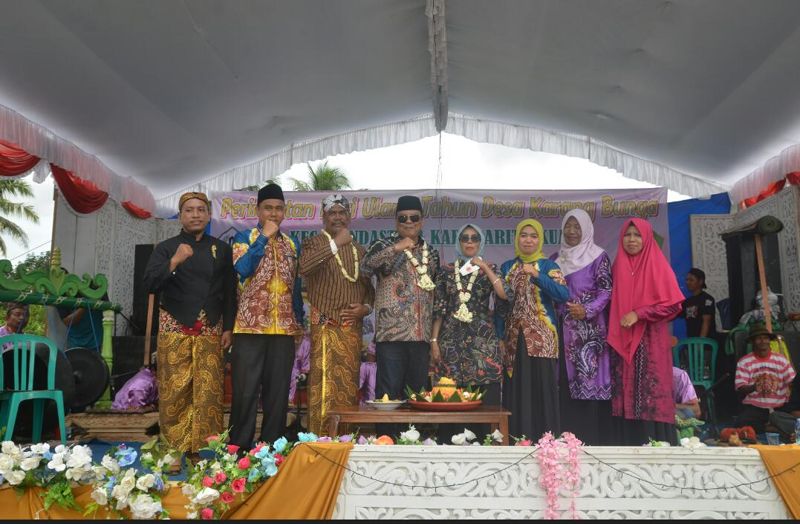 Pj Bupati Batola Nyanyikan Tembang Pucung di Hari Jadi ke-34 Desa Karang Bunga