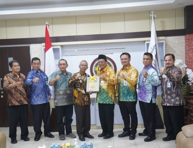Paman Birin Serahkan LKPD Tahun 2022 ke BPK RI